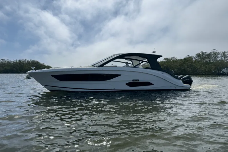 Slide: The Image of Sea Ray Sundancer 370 Outboard 2023 - 3
