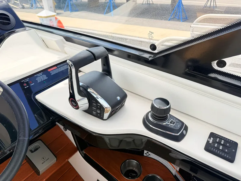 Slide: The Image of Sea Ray Sundancer 370 Outboard 2023 - 50