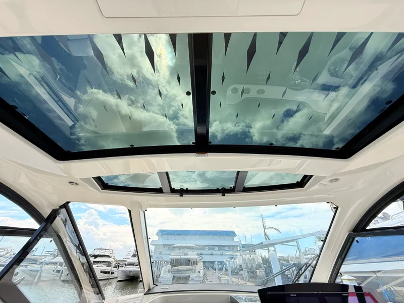 Slide: The Image of Sea Ray Sundancer 370 Outboard 2023 - 52