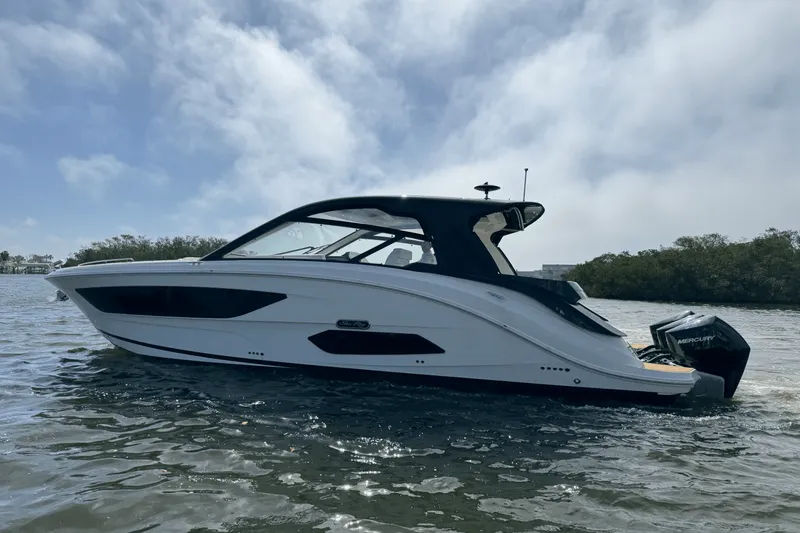 Slide: The Image of Sea Ray Sundancer 370 Outboard 2023 - 6