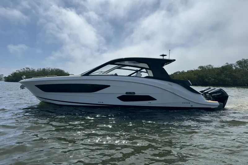 Slide: The Image of Sea Ray Sundancer 370 Outboard 2023 - 7