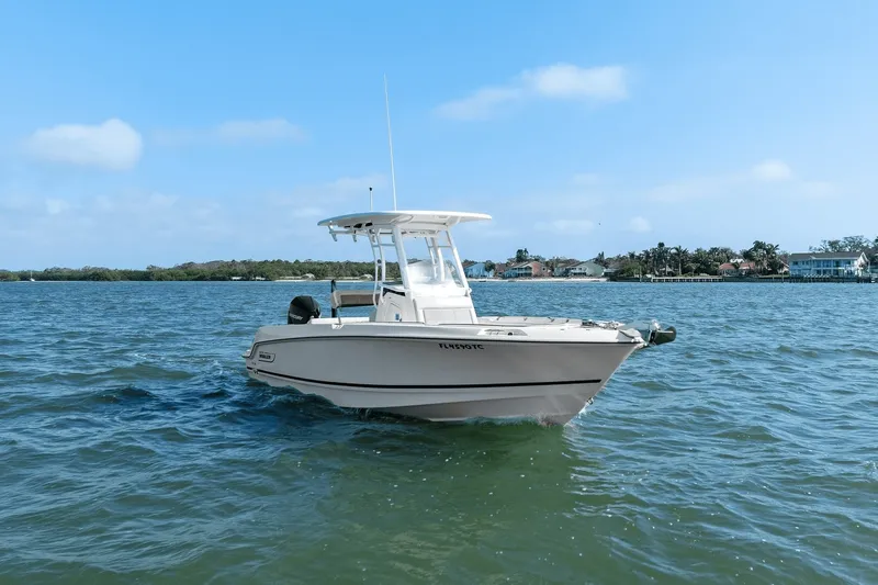 Slide: The Image of Boston Whaler 230 OUTRAGE 2021 - 1