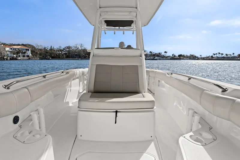 Slide: The Image of Boston Whaler 230 OUTRAGE 2021 - 17