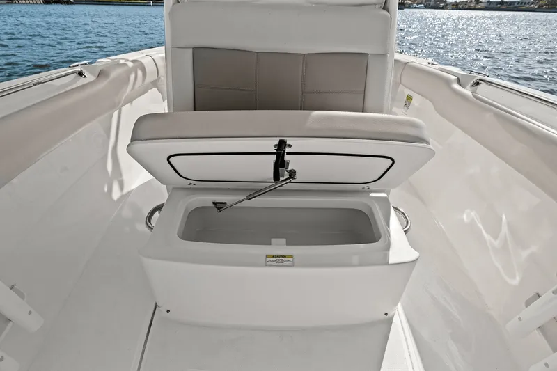 Slide: The Image of Boston Whaler 230 OUTRAGE 2021 - 18