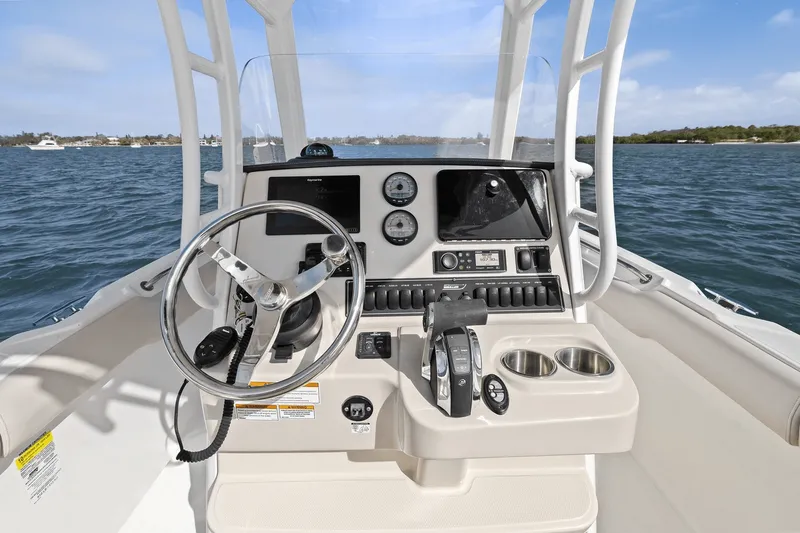 Slide: The Image of Boston Whaler 230 OUTRAGE 2021 - 19