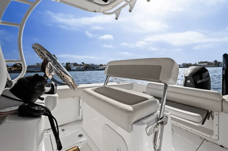 Slide: The Image of Boston Whaler 230 OUTRAGE 2021 - 23