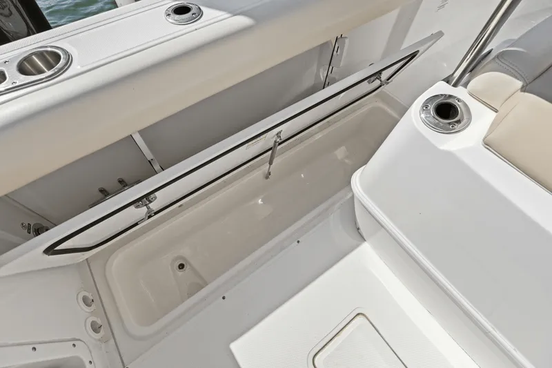 Slide: The Image of Boston Whaler 230 OUTRAGE 2021 - 27