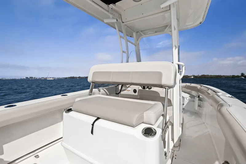 Slide: The Image of Boston Whaler 230 OUTRAGE 2021 - 34