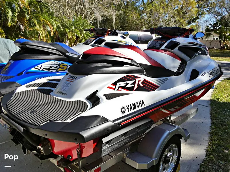 Slide: The Image of Yamaha FZR & FZS 2016 - 12035139