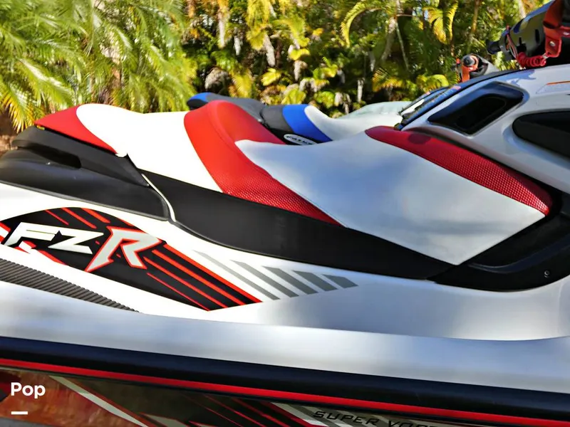 Slide: The Image of Yamaha FZR & FZS 2016 - 12035142