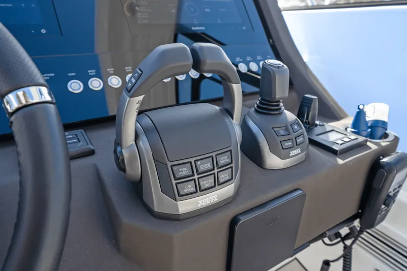 Slide: The Image of Azimut ATLANTIS 45 2025 - 28