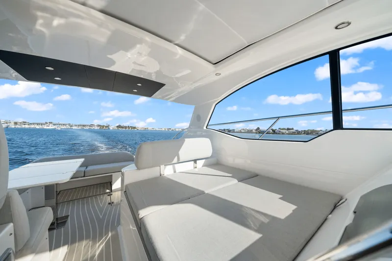 Slide: The Image of Azimut ATLANTIS 45 2025 - 31