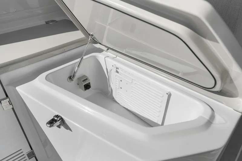 Slide: The Image of Azimut ATLANTIS 45 2025 - 32