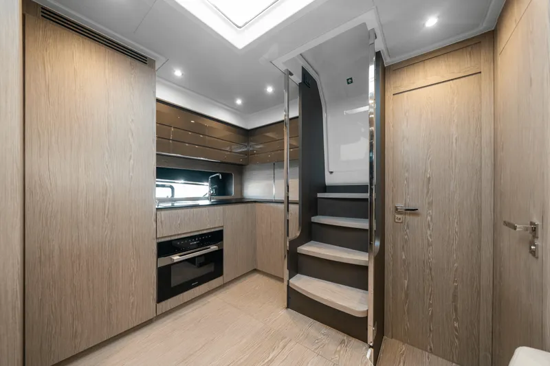 Slide: The Image of Azimut ATLANTIS 45 2025 - 46