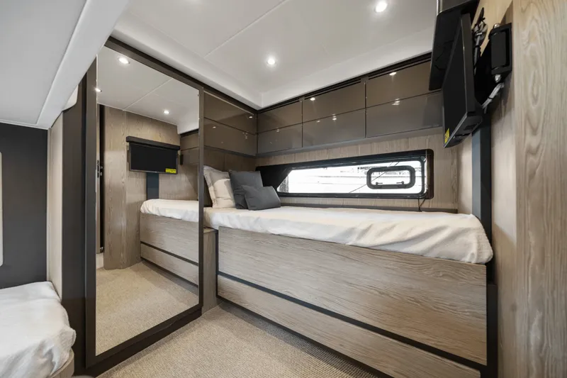 Slide: The Image of Azimut ATLANTIS 45 2025 - 52