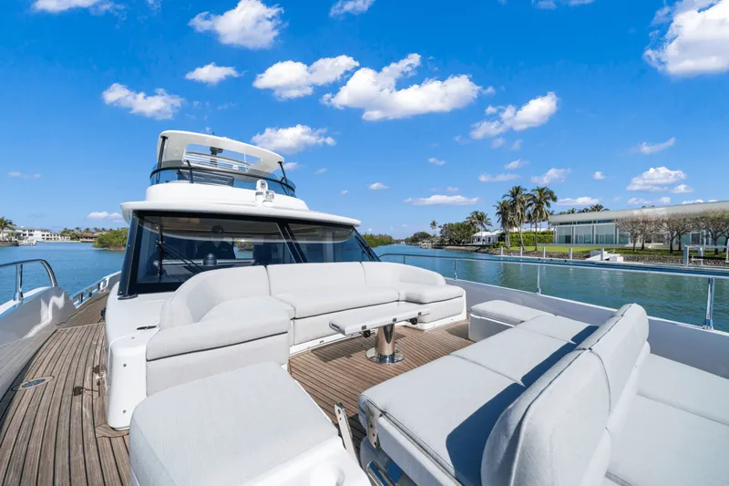 Slide: The Image of Azimut Magellano 60 2025 - 17