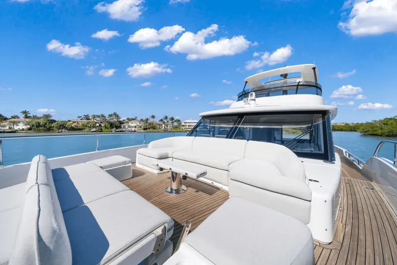 Slide: The Image of Azimut Magellano 60 2025 - 18