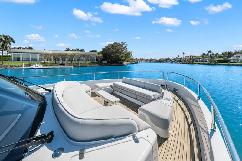 Slide: The Image of Azimut Magellano 60 2025 - 19