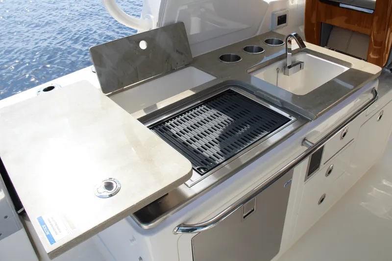 Slide: The Image of Boston Whaler 380 Realm 2025 - 31