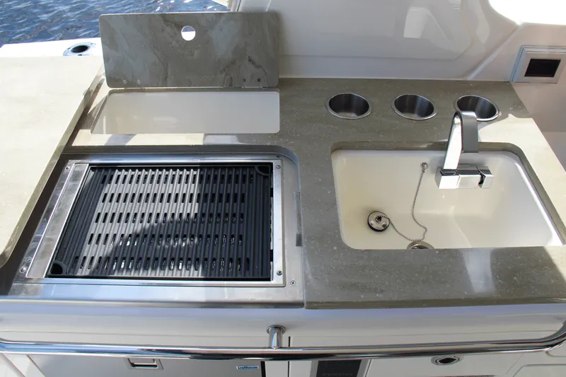 Slide: The Image of Boston Whaler 380 Realm 2025 - 32