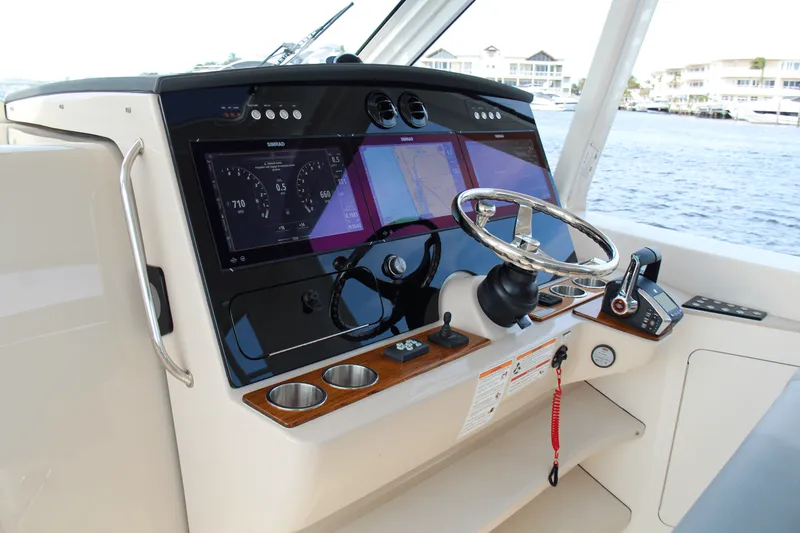 Slide: The Image of Boston Whaler 380 Realm 2025 - 36