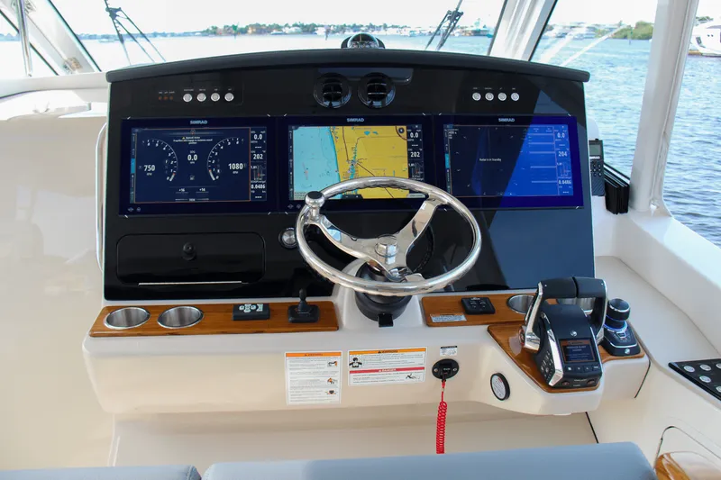 Slide: The Image of Boston Whaler 380 Realm 2025 - 37