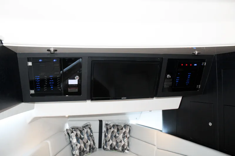 Slide: The Image of Boston Whaler 380 Realm 2025 - 48