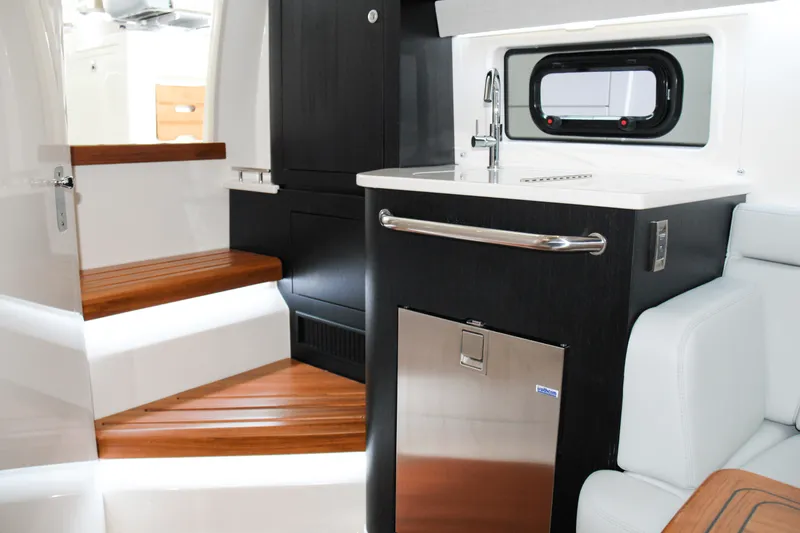 Slide: The Image of Boston Whaler 380 Realm 2025 - 50