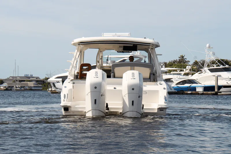 Slide: The Image of Boston Whaler 380 Realm 2025 - 6