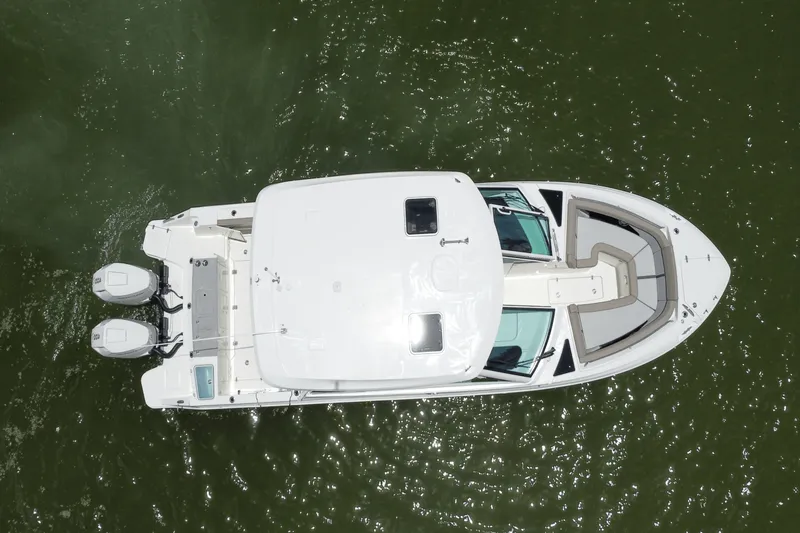Slide: The Image of Boston Whaler 330 Vantage 2025 - 16