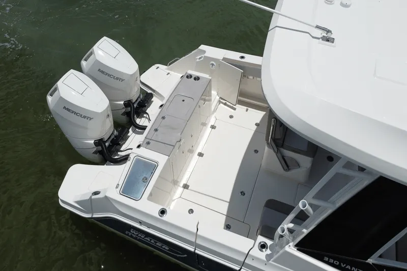 Slide: The Image of Boston Whaler 330 Vantage 2025 - 17