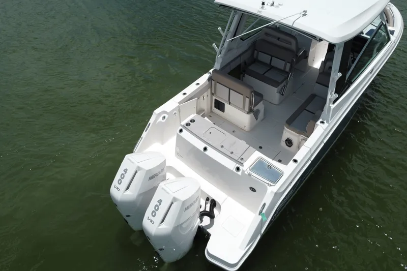 Slide: The Image of Boston Whaler 330 Vantage 2025 - 18