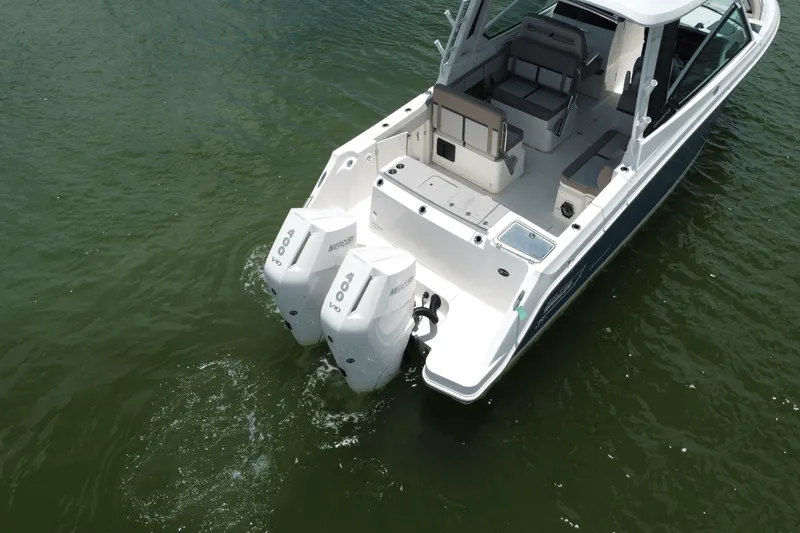 Slide: The Image of Boston Whaler 330 Vantage 2025 - 19