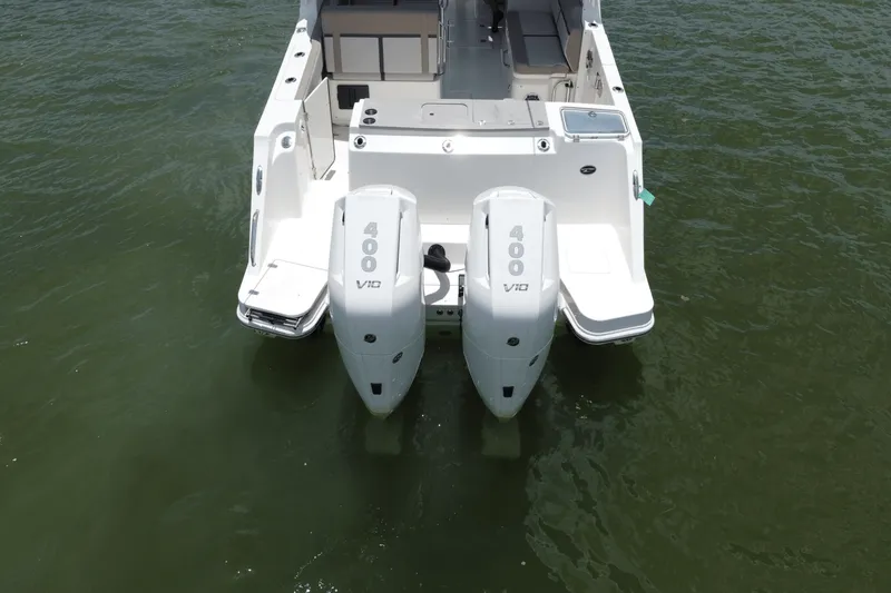 Slide: The Image of Boston Whaler 330 Vantage 2025 - 20