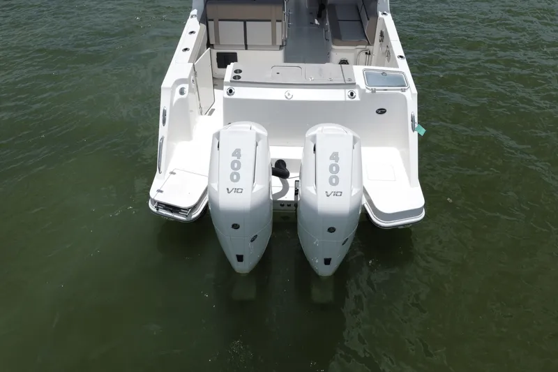 Slide: The Image of Boston Whaler 330 Vantage 2025 - 21