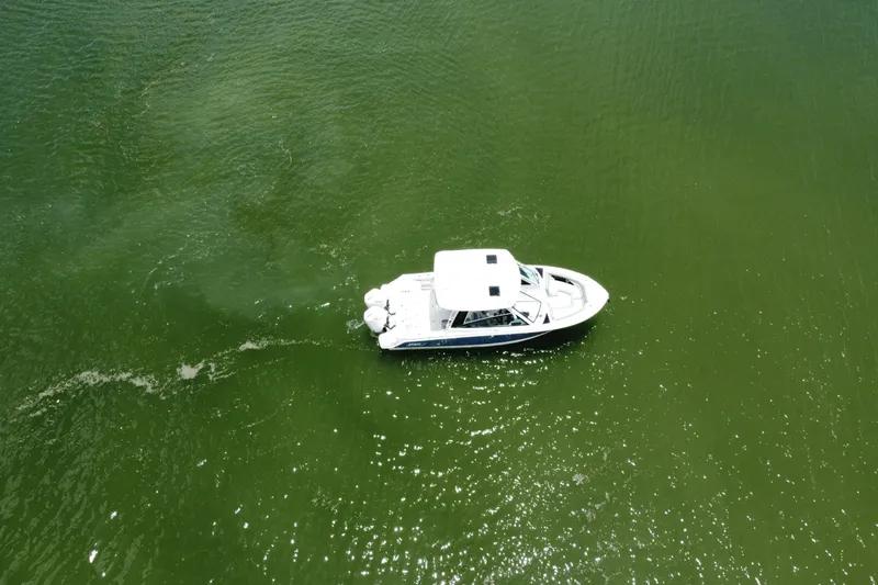 Slide: The Image of Boston Whaler 330 Vantage 2025 - 30