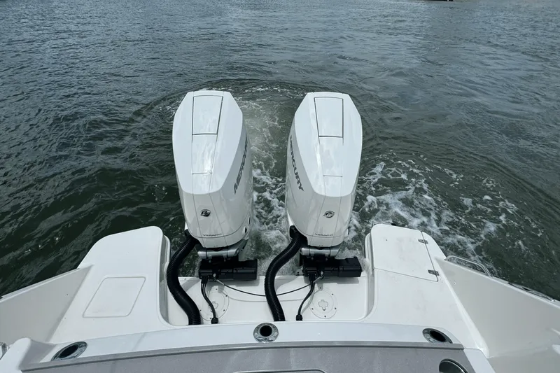 Slide: The Image of Boston Whaler 330 Vantage 2025 - 31