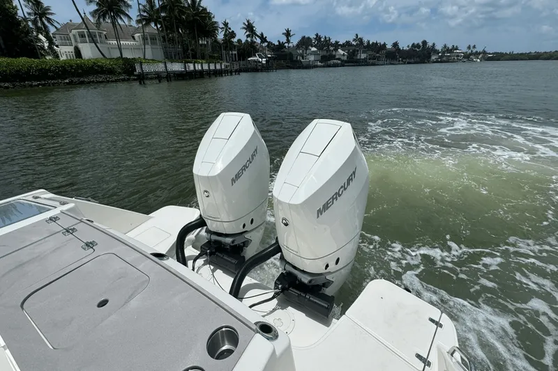 Slide: The Image of Boston Whaler 330 Vantage 2025 - 32