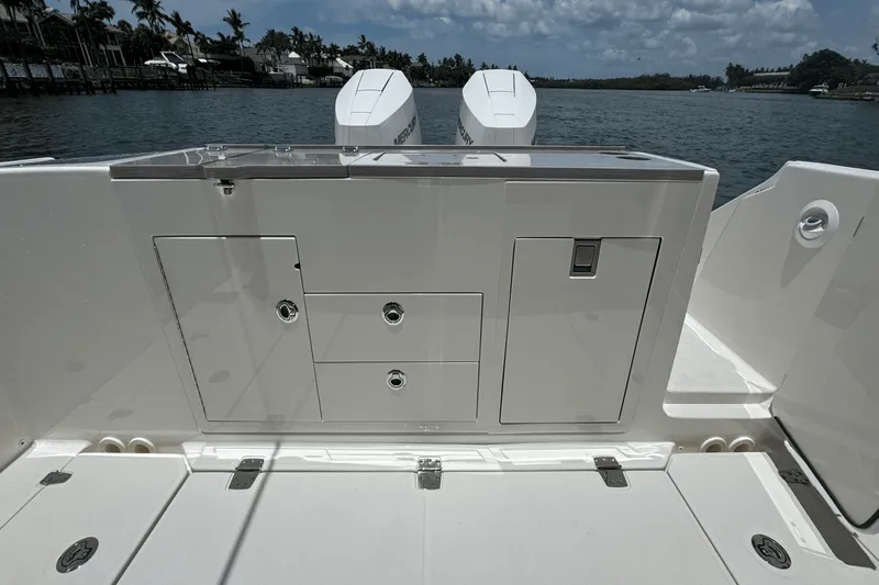 Slide: The Image of Boston Whaler 330 Vantage 2025 - 33