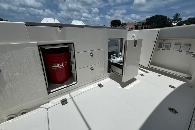 Slide: The Image of Boston Whaler 330 Vantage 2025 - 34