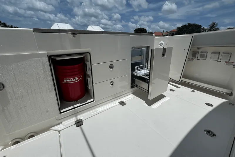 Slide: The Image of Boston Whaler 330 Vantage 2025 - 35