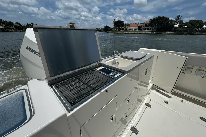 Slide: The Image of Boston Whaler 330 Vantage 2025 - 36