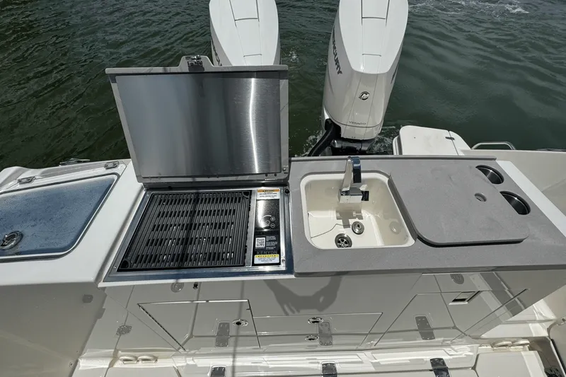 Slide: The Image of Boston Whaler 330 Vantage 2025 - 37