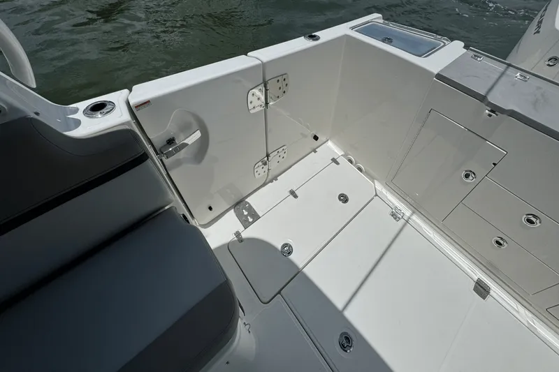 Slide: The Image of Boston Whaler 330 Vantage 2025 - 38