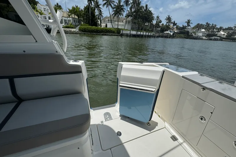 Slide: The Image of Boston Whaler 330 Vantage 2025 - 39