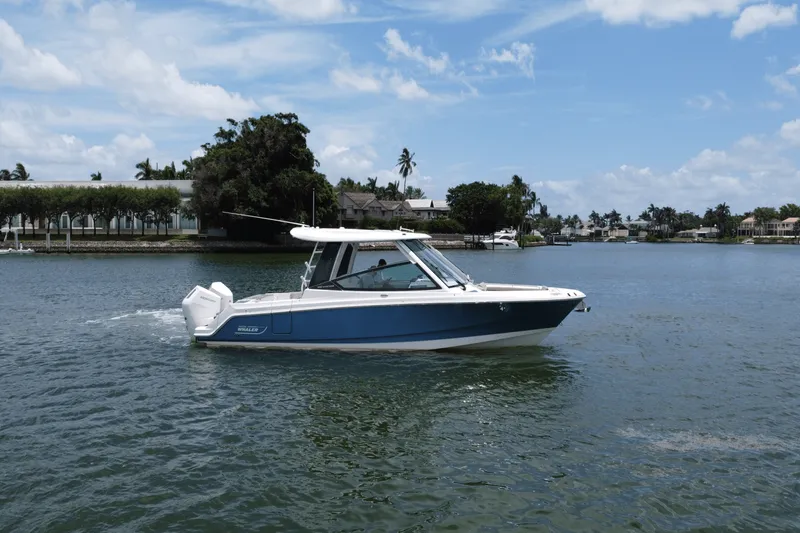 Slide: The Image of Boston Whaler 330 Vantage 2025 - 4