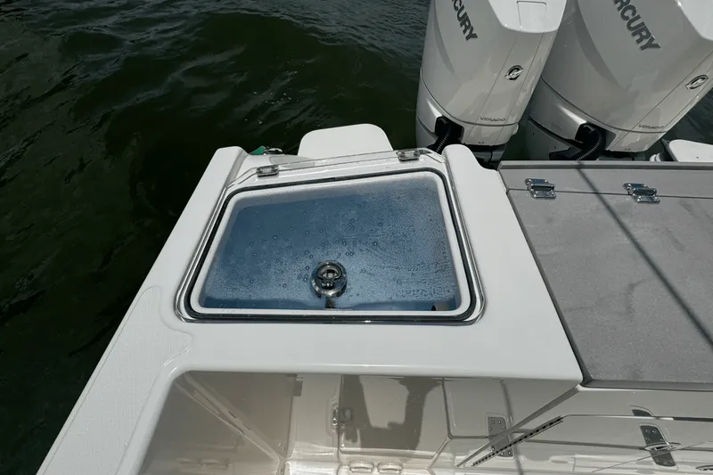Slide: The Image of Boston Whaler 330 Vantage 2025 - 40