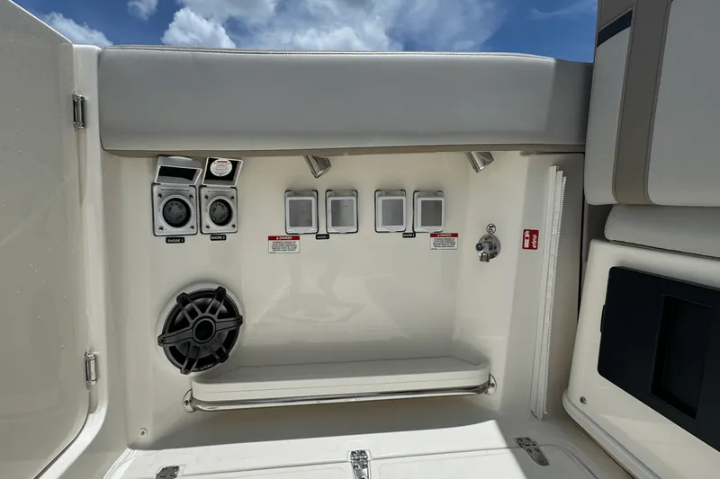 Slide: The Image of Boston Whaler 330 Vantage 2025 - 41