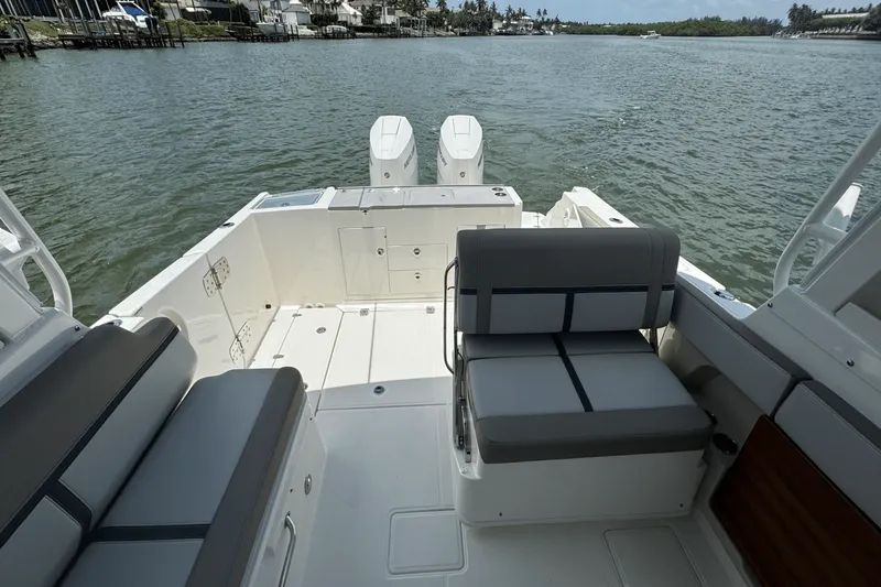 Slide: The Image of Boston Whaler 330 Vantage 2025 - 42