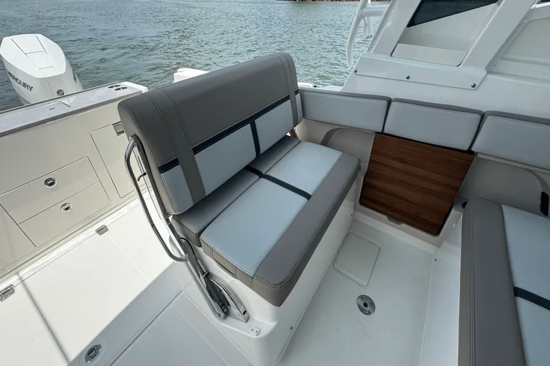 Slide: The Image of Boston Whaler 330 Vantage 2025 - 43